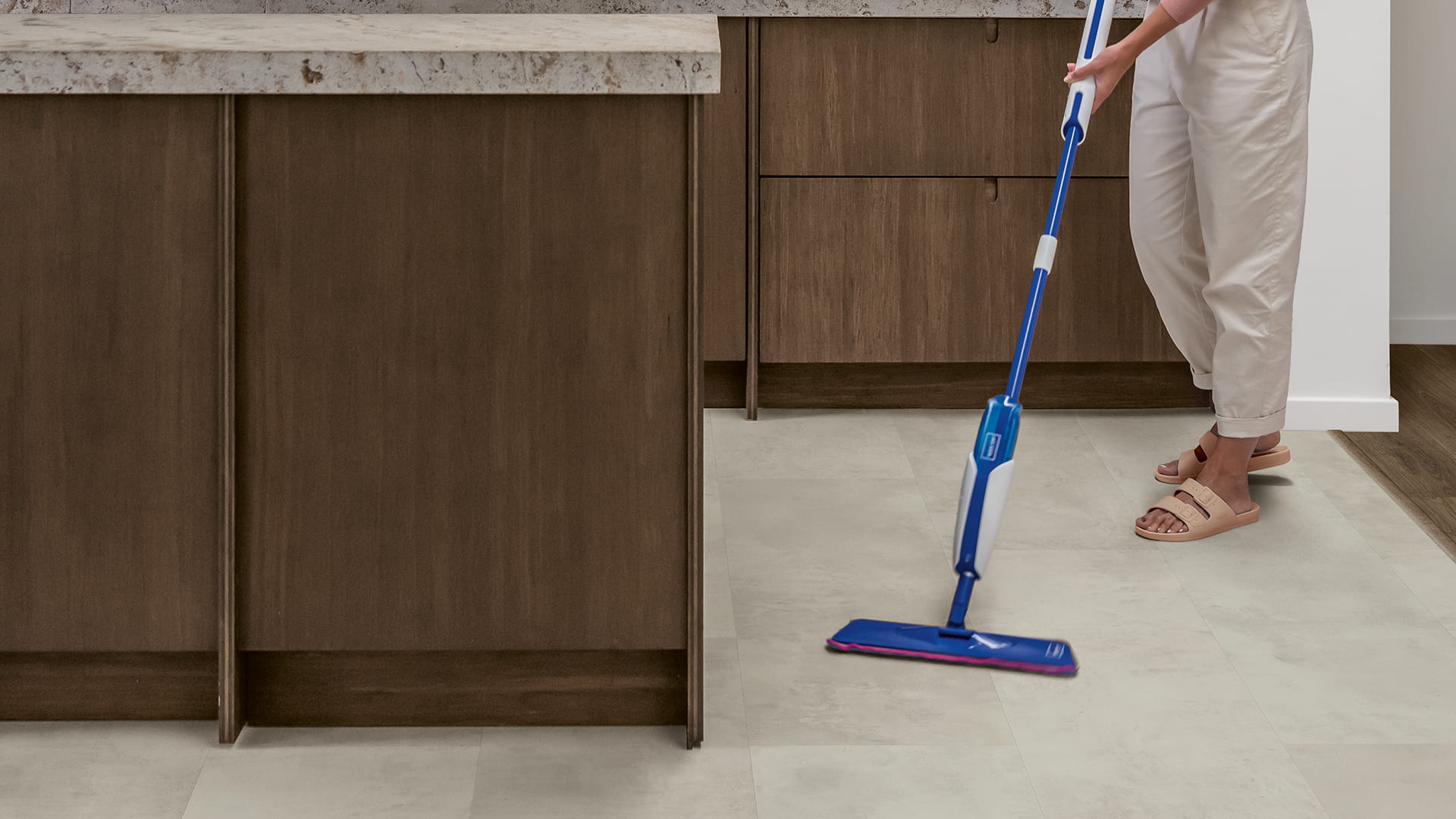 Cleaning laminate with Quick-Step clean set
